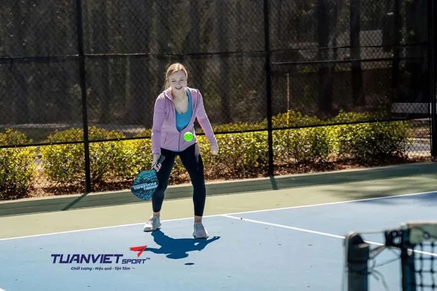 Giao bóng Pickleball hợp lệ hiểu đúng luật và xử lý khi bị thách thức