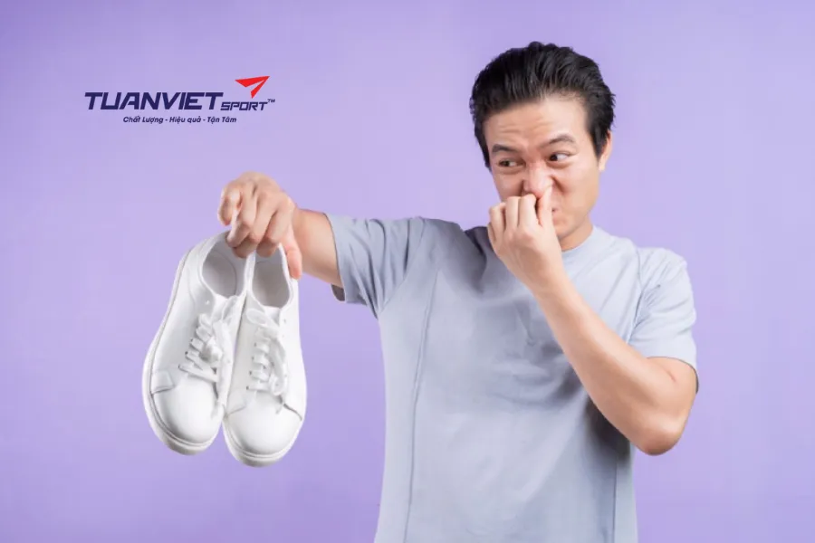 Giày bóng bàn bị hôibí xử lý mùi và chống ẩm hiệu quả trong mùa mưa