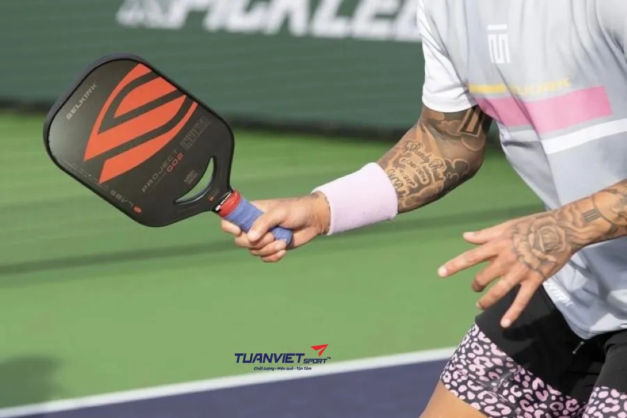 Grip Pickleball Cho Người Ra Nhiều Mồ Hôi Tay - Nên Chọn Loại Nào