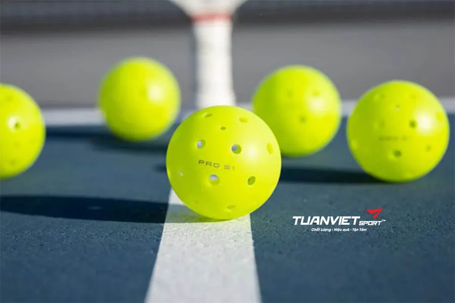 Hướng Dẫn Chọn Bóng Pickleball Phù Hợp: Trong Nhà Hay Ngoài Trời?