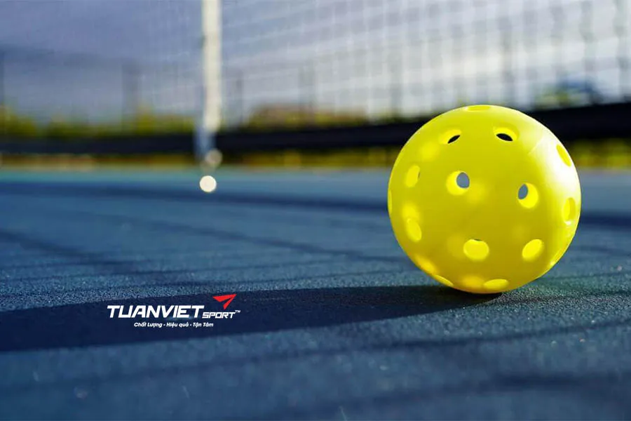 Hướng Dẫn Chọn Bóng Pickleball Phù Hợp: Trong Nhà Hay Ngoài Trời?