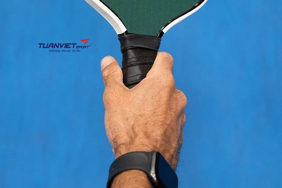Hướng dẫn chọn và quấn grip vợt pickleball: Bí quyết tối ưu cảm giác cầm