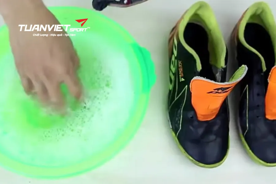 Hướng dẫn phơi giày bóng bàn đúng cách để không bong keo, không biến form