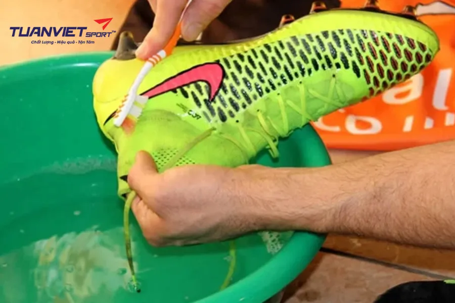Hướng dẫn phơi giày bóng bàn đúng cách để không bong keo, không biến form