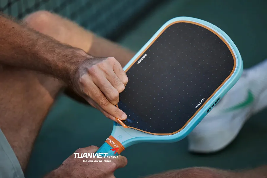 Hướng Dẫn Thay Mặt Vợt Pickleball Đ&uacute;ng Kỹ Thuật Cho Người Chơi