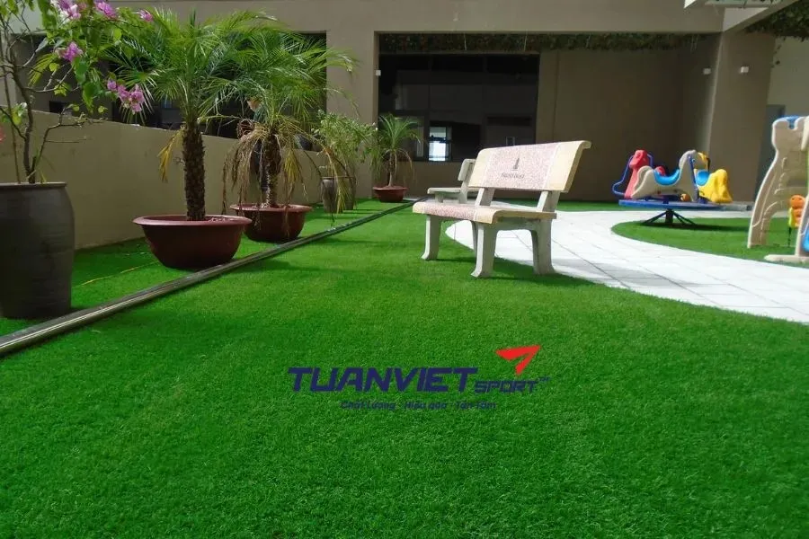 Hướng dẫn vệ sinh và bảo quản thảm cỏ sân vườn để luôn như mới
