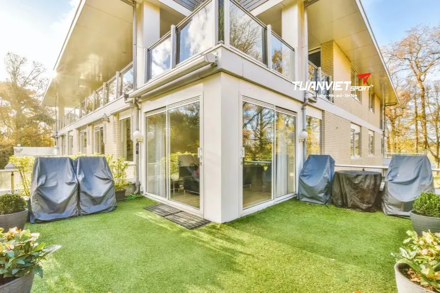 Hướng dẫn vệ sinh và bảo quản thảm cỏ sân vườn để luôn như mới