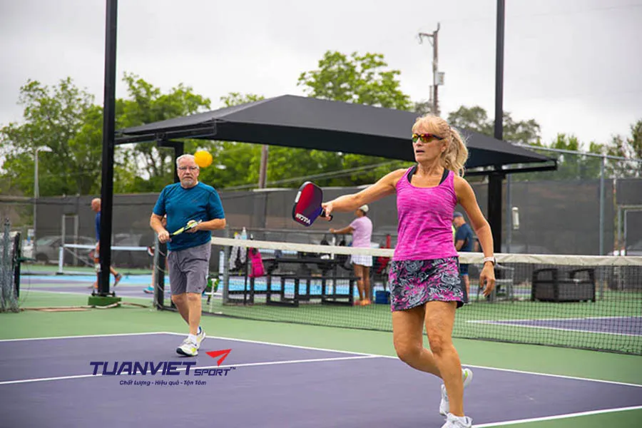 Isolation trong Pickleball là gì? Hướng dẫn cách áp dụng và đối phó