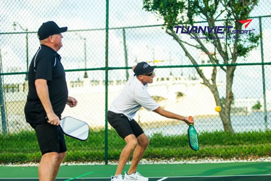Isolation trong Pickleball là gì? Hướng dẫn cách áp dụng và đối phó