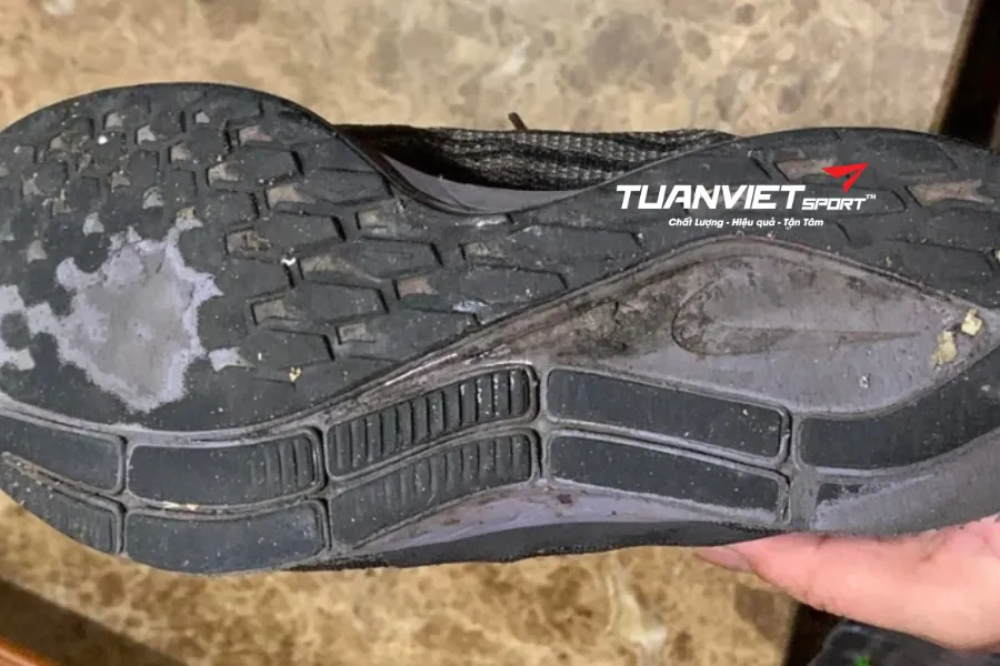 Khắc phục trơn đế giày do bụiphấn Cách xử lý nhanh trước trận