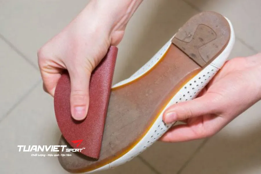 Khắc phục trơn đế giày do bụiphấn Cách xử lý nhanh trước trận