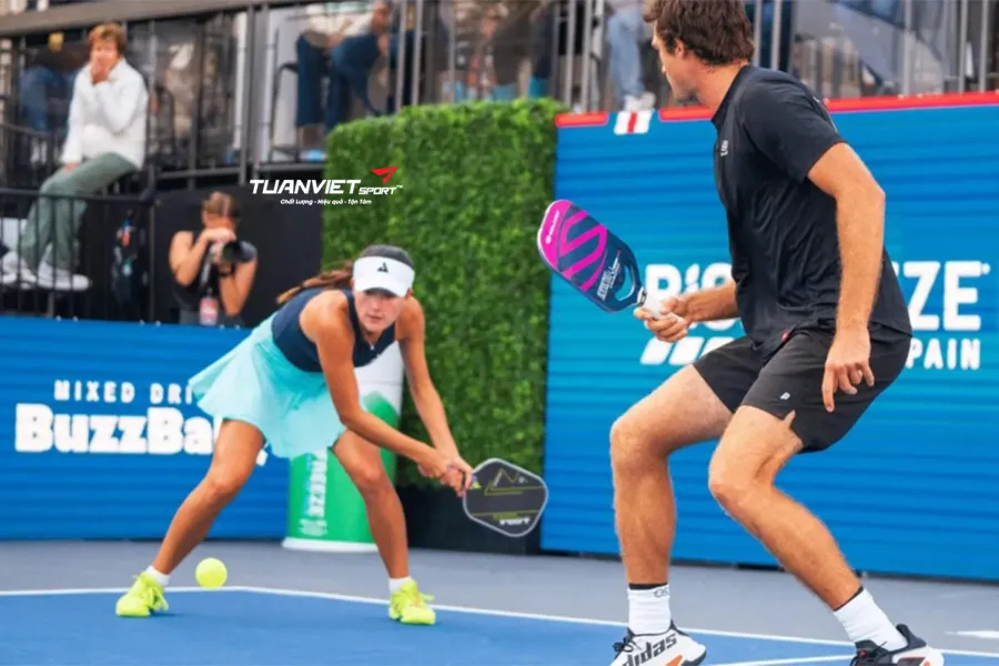Khi “bao sân” phản tác dụng trong pickleball đôi nam nữ