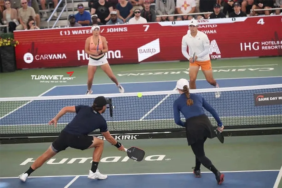 Khi “bao sân” phản tác dụng trong pickleball đôi nam nữ