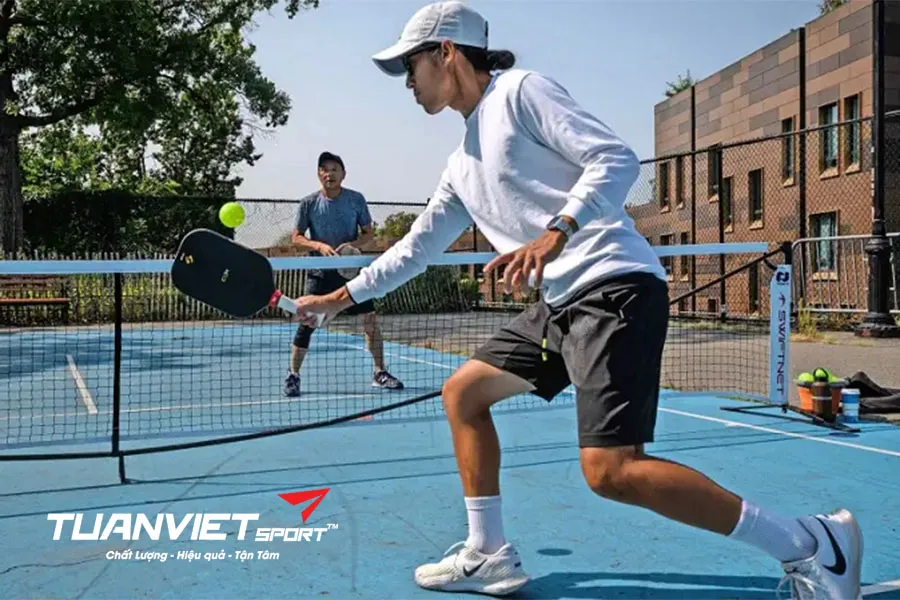 Khi Nào Nên Lùi Khỏi Đường Kẻ Bếp Trong Pickleball
