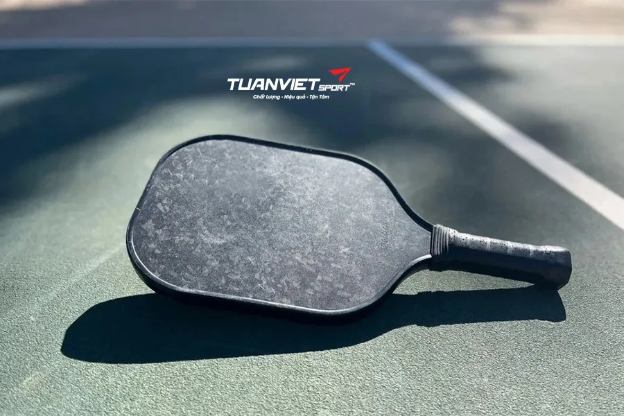 Kinh nghiệm chơi Pickleball trong điều kiện ẩm ướt mà không lo hỏng vợt