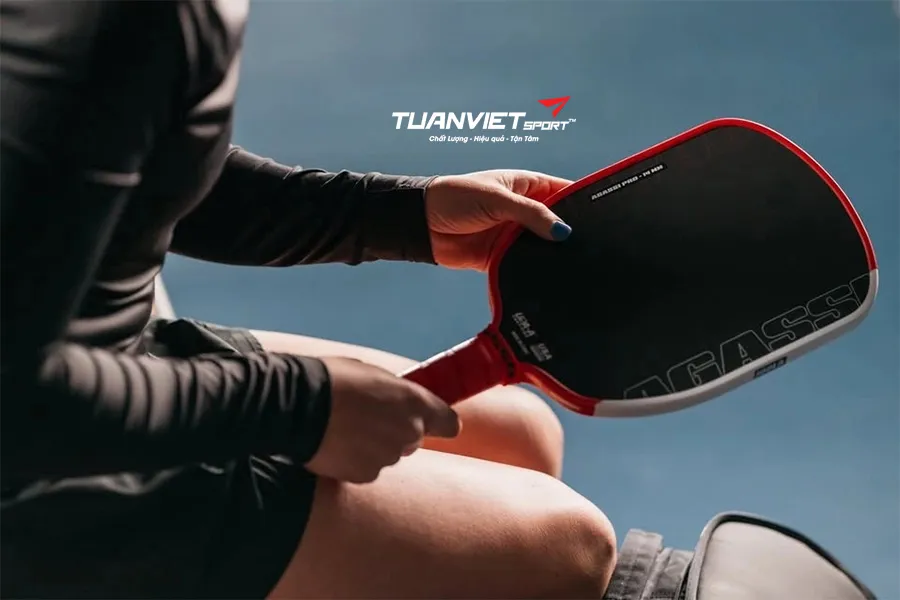 Kinh nghiệm chơi Pickleball trong điều kiện ẩm ướt mà không lo hỏng vợt