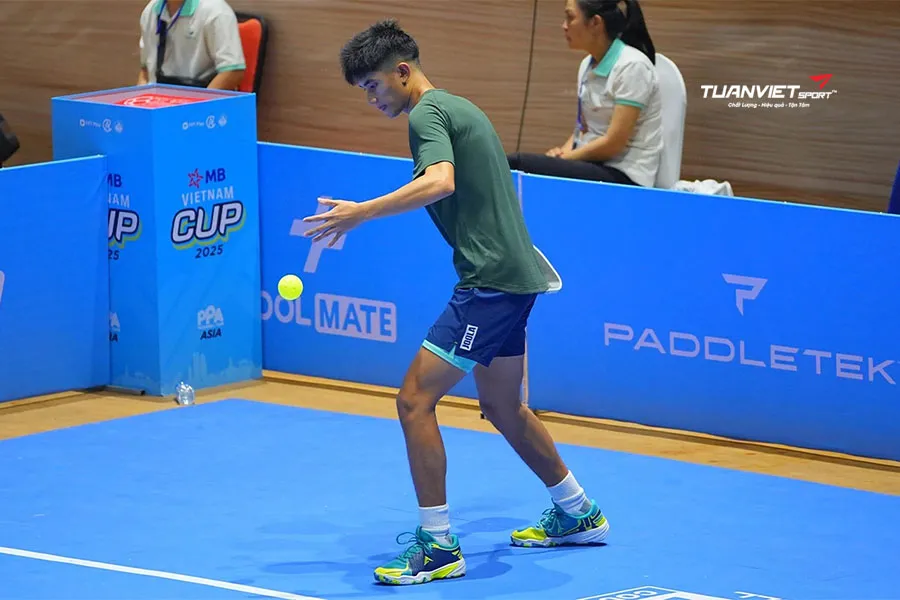 Kỹ thuật forehand drive hiệu quả trong Pickleball tận dụng xoay hông để ghi điểm