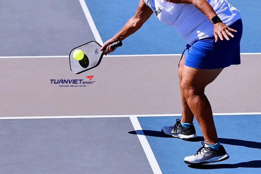 Kỹ thuật forehand drive hiệu quả trong Pickleball tận dụng xoay hông để ghi điểm