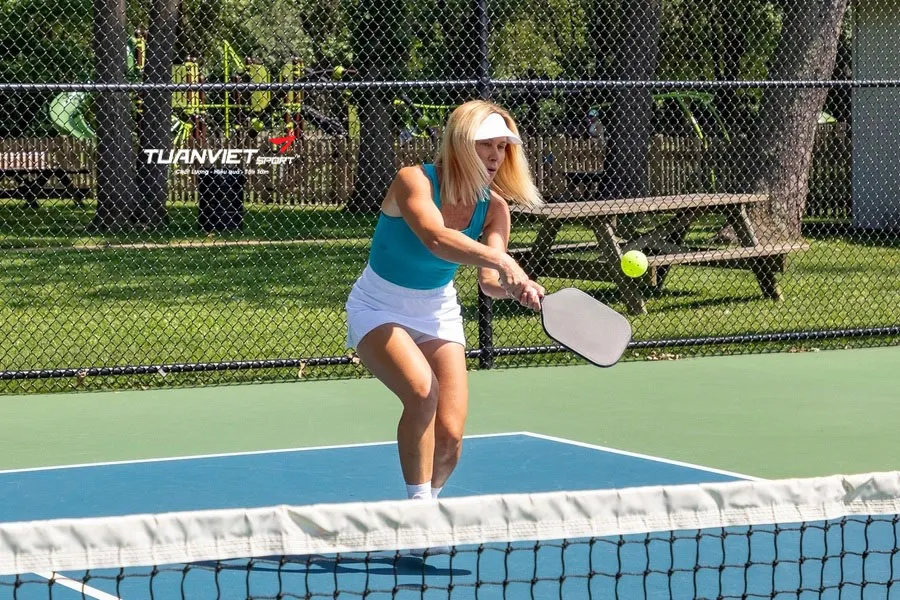 Kỹ thuật forehand drive hiệu quả trong Pickleball tận dụng xoay hông để ghi điểm