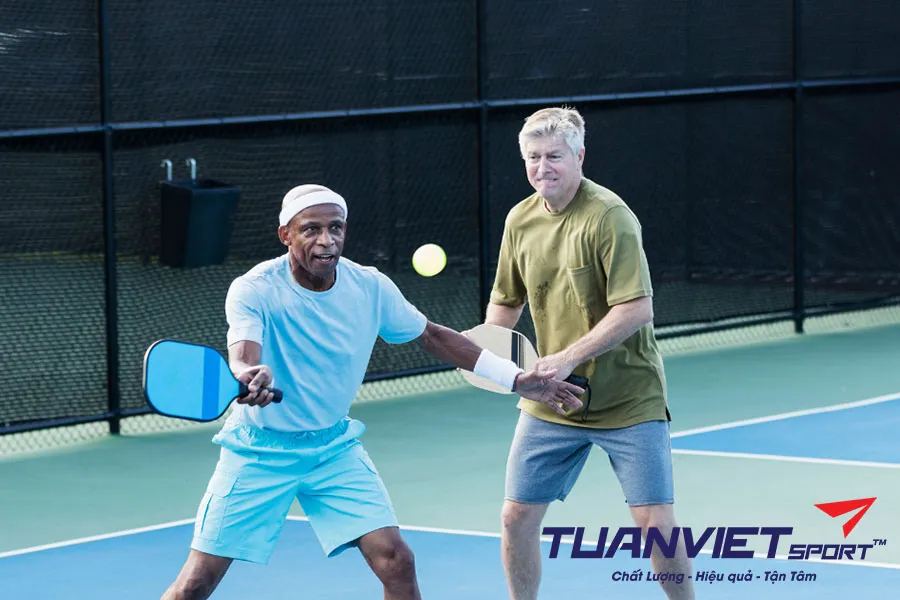 Kỹ thuật giao bóng bổng trong Pickleball: Hướng dẫn chi tiết cho người mới