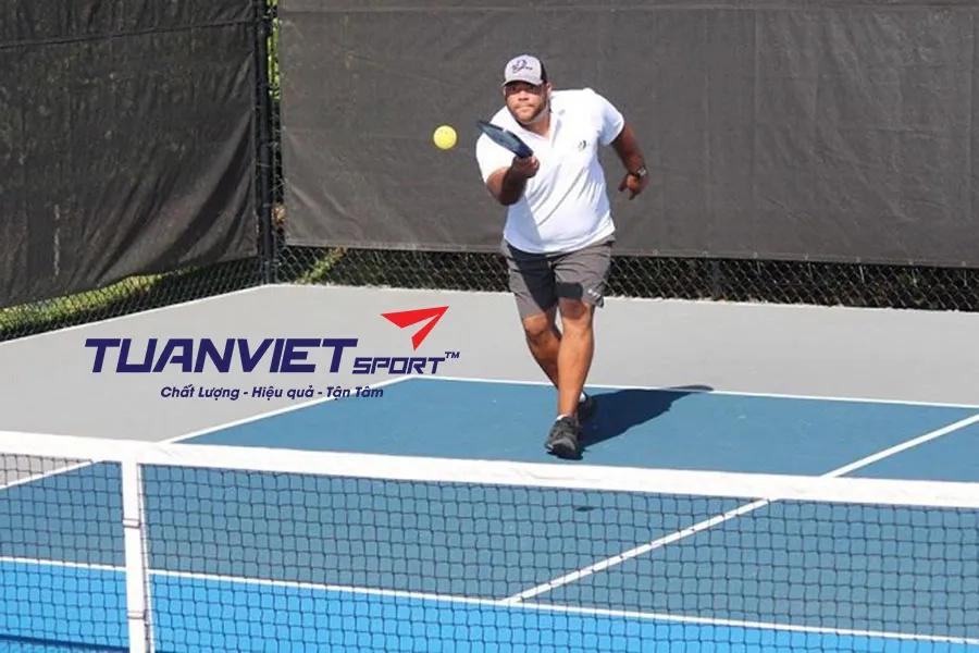 Kỹ thuật giao bóng bổng trong Pickleball: Hướng dẫn chi tiết cho người mới