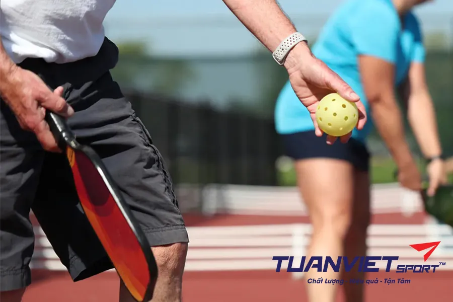 Kỹ thuật giao bóng bổng trong Pickleball: Hướng dẫn chi tiết cho người mới