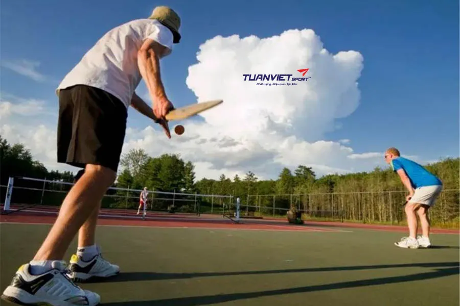 Kỹ thuật giao bóng mạnh: Follow-through quyết định trận đấu Pickleball