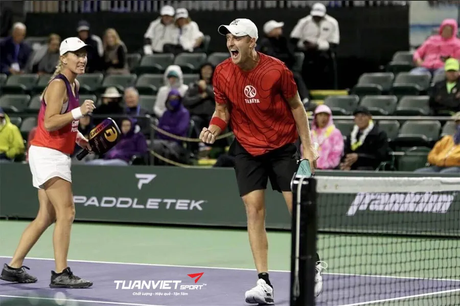 Làm thế nào để kiểm soát bóng và tiến sát lưới khi chơi Pickleball