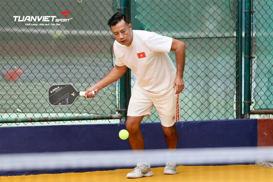 Làm thế nào để kiểm soát bóng và tiến sát lưới khi chơi Pickleball