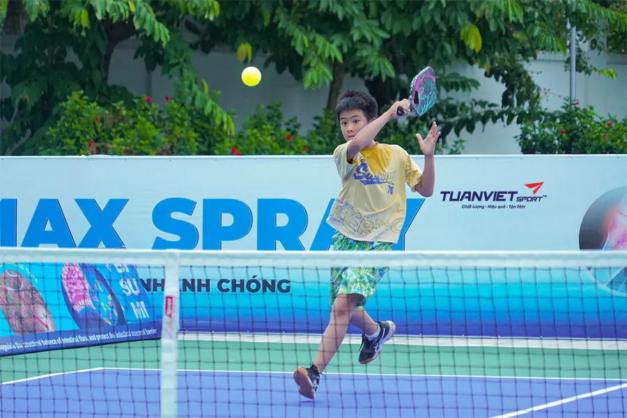 Làm thế nào để kiểm soát bóng và tiến sát lưới khi chơi Pickleball