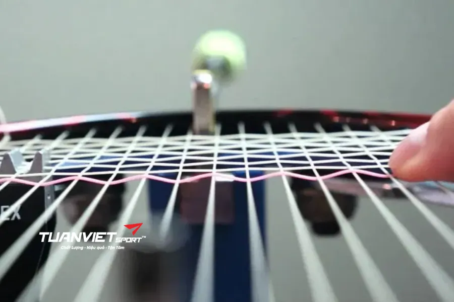 Mang vợt cầu lông đi chơi xa Bảo quản sao để không cong gãy