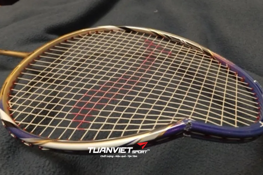Mang vợt cầu lông đi chơi xa Bảo quản sao để không cong gãy