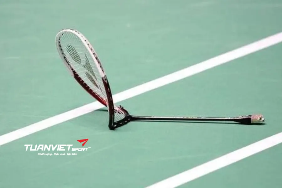 Mang vợt cầu lông đi chơi xa Bảo quản sao để không cong gãy