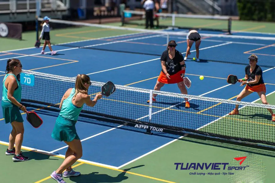 Tại sao bạn nên tập luyện Pickleball cùng người chơi thấp hơn?