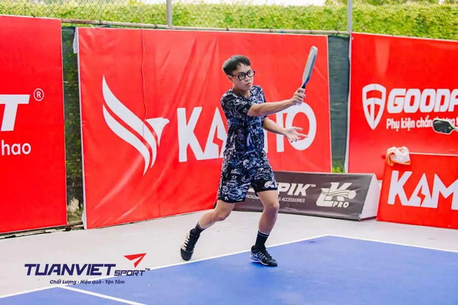 Tại sao nên lob khi đối đầu với người chơi cao trong pickleball?