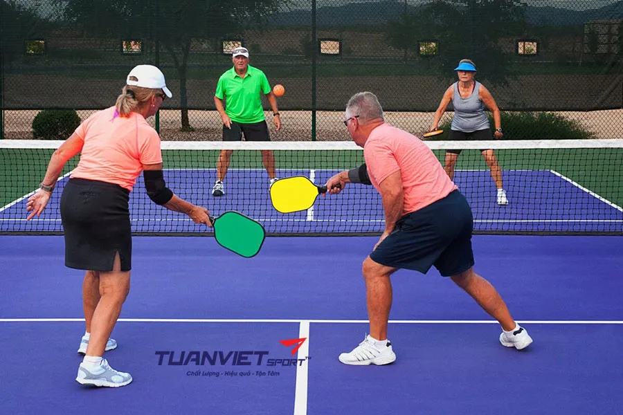 Tại sao nên lob khi đối đầu với người chơi cao trong pickleball?