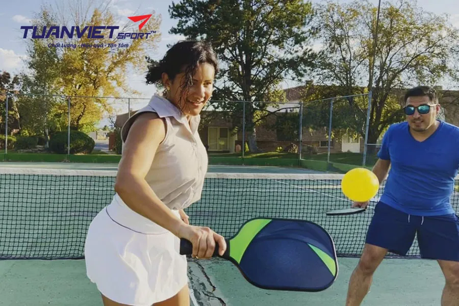 Tại sao nên lob khi đối đầu với người chơi cao trong pickleball?