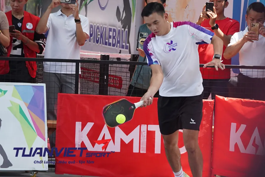 Tấn công thông minh với cú forehand flick ở vạch non-volley