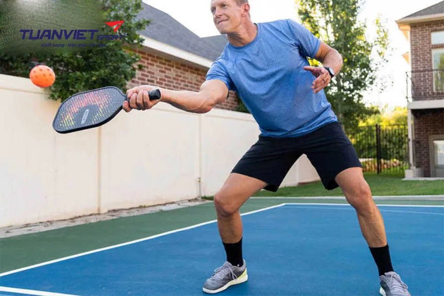 Tấn công thông minh với cú forehand flick ở vạch non-volley