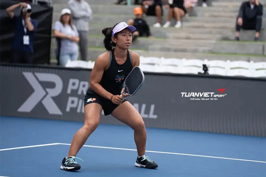 Tư thế chuẩn khi phòng thủ và tấn công ở sân đôi Pickleball