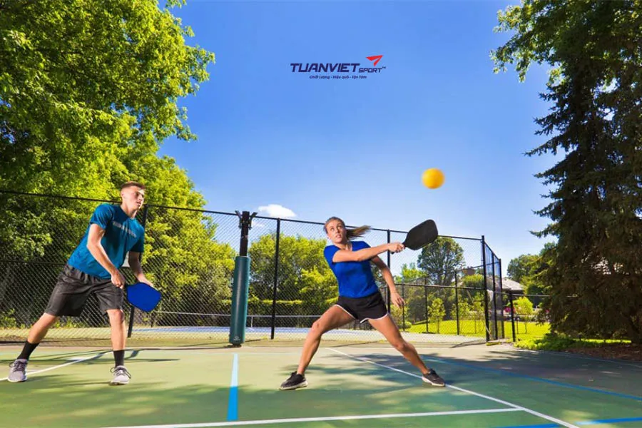 Tư thế chuẩn khi phòng thủ và tấn công ở sân đôi Pickleball