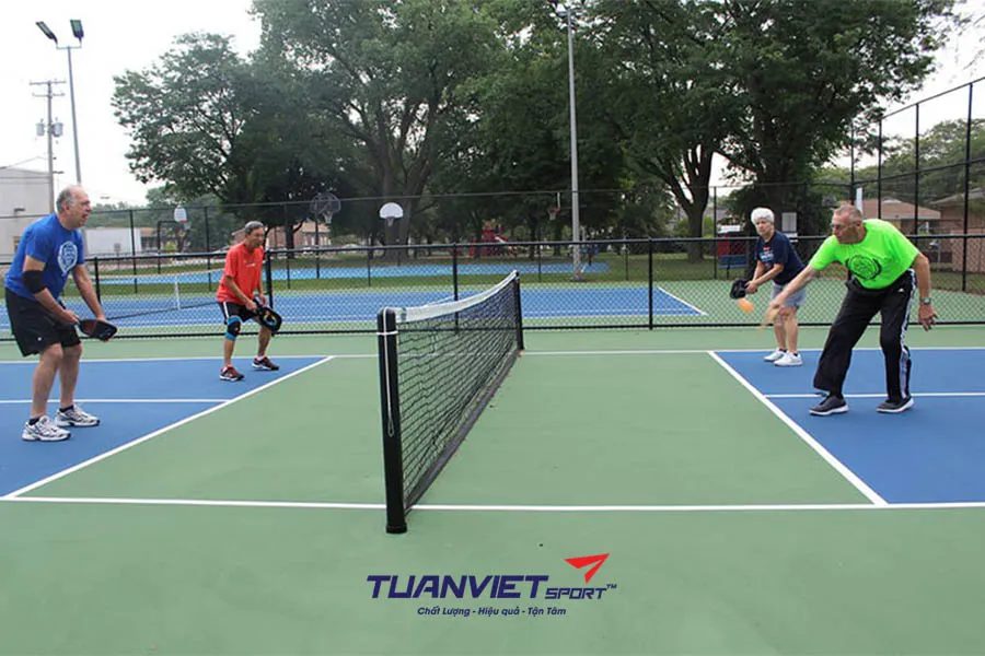 Tư thế chuẩn khi phòng thủ và tấn công ở sân đôi Pickleball