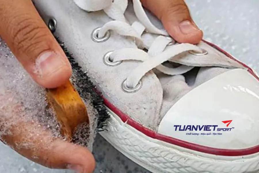 Vệ sinh đế bám sàn làm sạch mà không làm chai đế