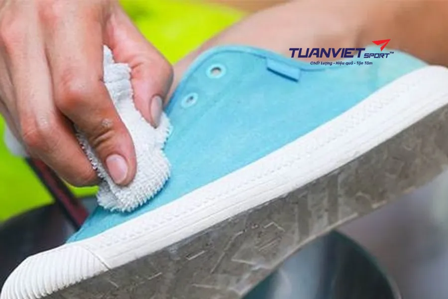 Vệ sinh đế bám sàn làm sạch mà không làm chai đế