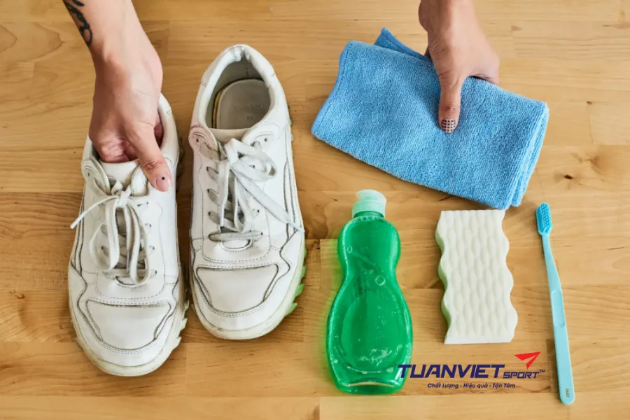 Vệ sinh đế bám sàn làm sạch mà không làm chai đế