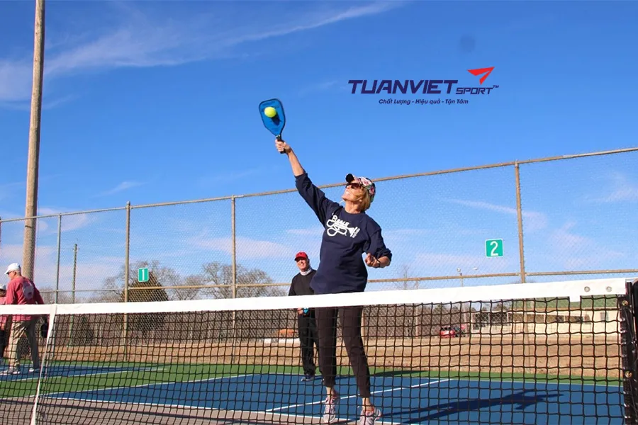 3 lỗi giao bóng phạm luật trong Pickleball mà người chơi thường mắc phải