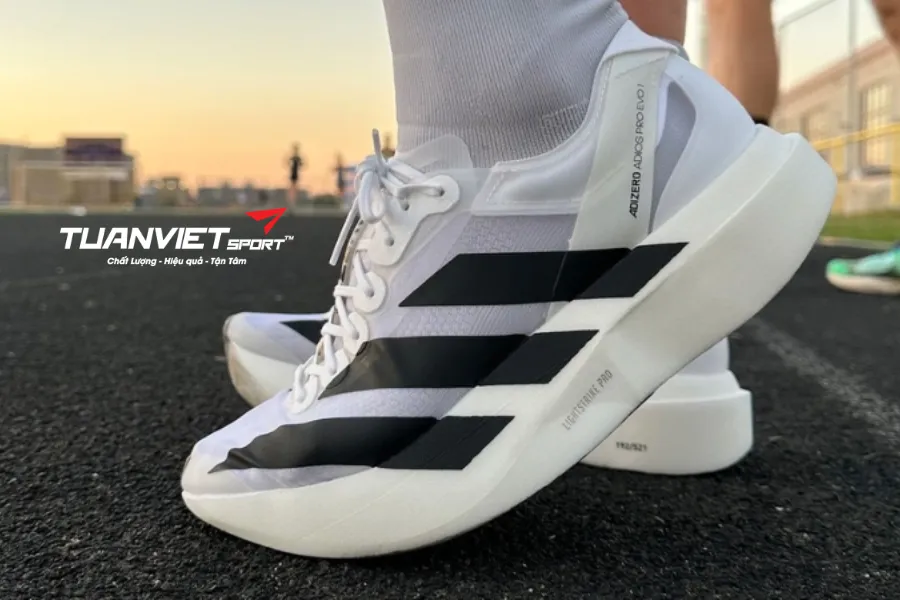 Độ ổn định cổ chân khi bước ngang Vì sao giày bóng bàn &ldquo;khác giày chạy&rdquo;