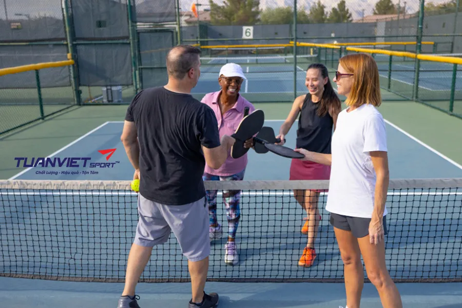 Ai là người giao bóng trước trong Pickleball? Hướng dẫn đầy đủ cho người mới