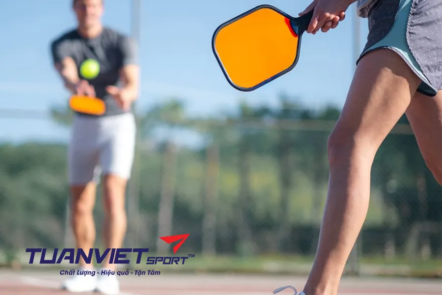 Ai là người giao bóng trước trong Pickleball? Hướng dẫn đầy đủ cho người mới