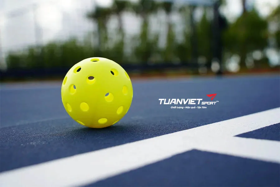 Ảnh hưởng của nhiệt độ đến b&oacute;ng pickleball: Lạnh dễ nứt, n&oacute;ng dễ mềm